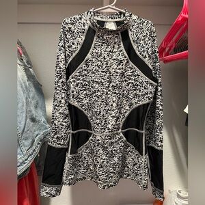 🍋LULULEMON, Long sleeve flattering shirt (rash guard), Size 2-4, EUC